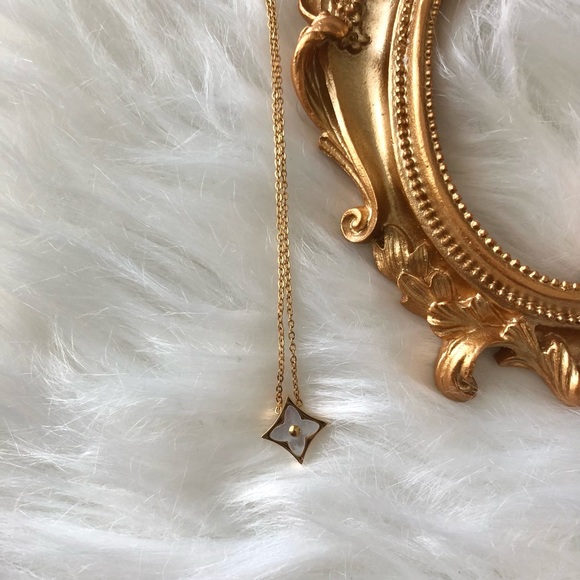 Small Pendant Flower Necklace - Picture 5 of 5